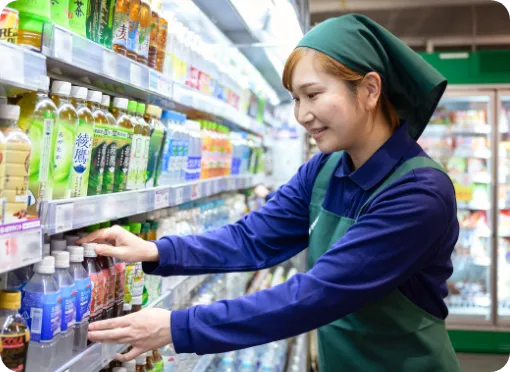 主婦スタッフのS.S.さんが商品を棚に陳列している様子