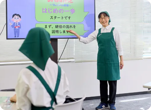 主婦スタッフのI.T.さんが研修スタッフに座学で業務内容を説明している様子