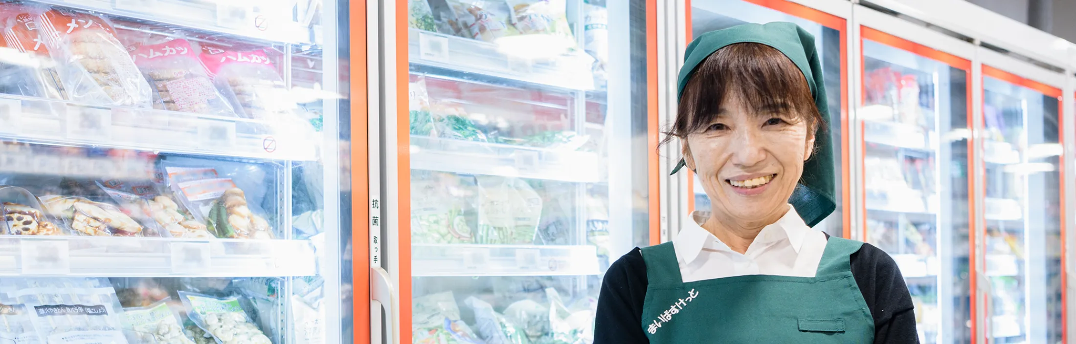 笑顔で正面を向くE.K.さん（シニアスタッフ）のインタビュー写真