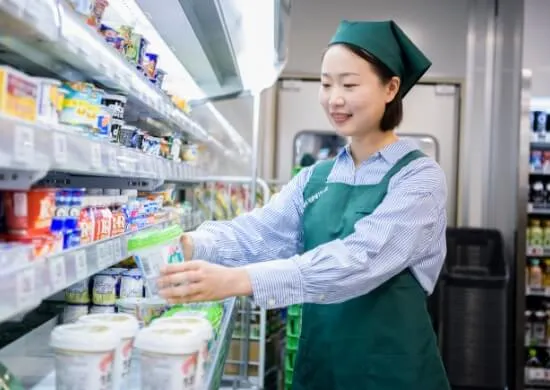 留学生スタッフのR.A.さんが商品を棚に陳列している様子