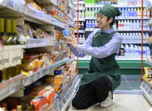 学生スタッフのN.M.さんが商品を棚に陳列している様子