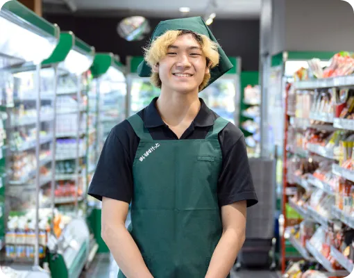 笑顔で正面を向くM.K.さん（学生スタッフ）のインタビュー写真